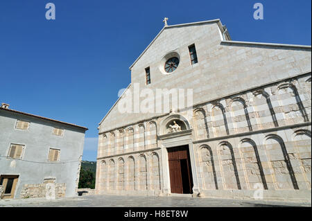 Façade de l'ouest en arche, la cathédrale, l'église St Mary the Great, Crkva svete Marije Velike, dans la ville historique de Rab, Croatie Banque D'Images