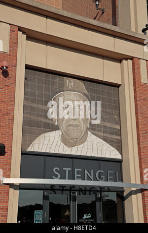 La mosaïque à Memorial Casey Stengel au-dessus d'une entrée de Citi Field, le stade de la MLB accueil Mets de New York, United States. Banque D'Images