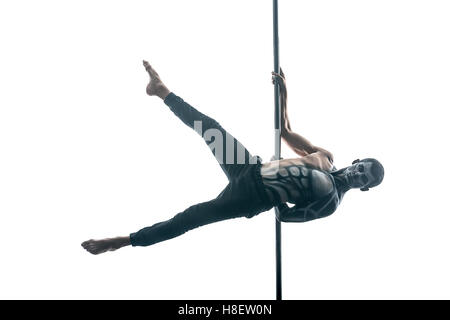 Homme pole dancer avec body-art sur pylône Banque D'Images