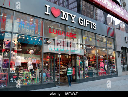 Le 'I Love NY Cadeaux' shop sur Times Square, Manhattan, New York City, United States. Banque D'Images