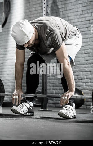 L'homme d'entraînement Crossfit avec barbell Photo Stock - Alamy