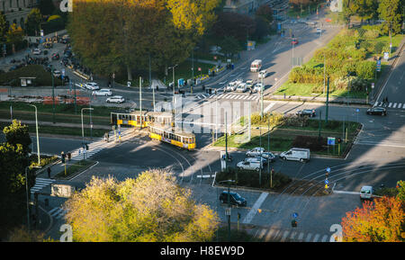 Tilt Shift tram et scène de rue à Milan, Italie Banque D'Images