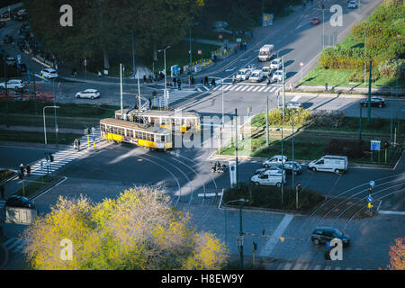 Tilt Shift tram et scène de rue à Milan, Italie Banque D'Images