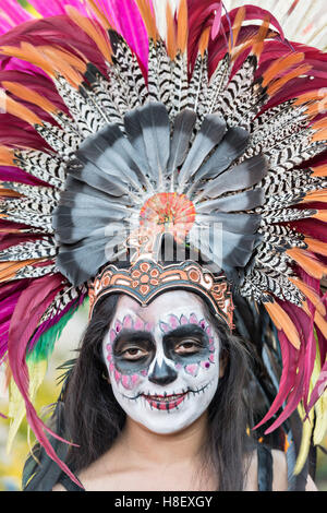 Une jeune femme habillée comme un squelette aztèque pendant le jour de la fête des morts dans la Plaza Civica 27 octobre 2016 à San Miguel de Allende, Guanajuato, Mexique. La semaine de célébration est un moment où les Mexicains bienvenue les morts à la terre pour une visite et célébrer la vie. Banque D'Images
