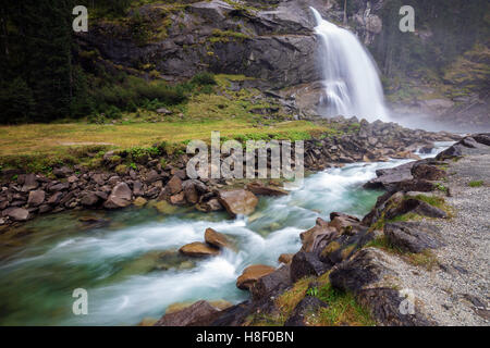 Cascade de Krimml en montagnes. Le parc national Hohe Tauern, l'Autriche, Europe Banque D'Images