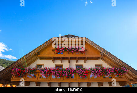 Balcon en bois typique dans Sudtirol,Italie Banque D'Images