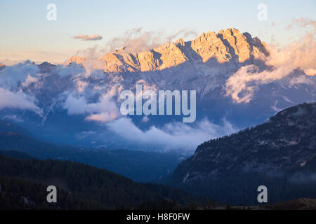 Beau lever de soleil sur les Dolomites, Sudtirol, Italie Banque D'Images