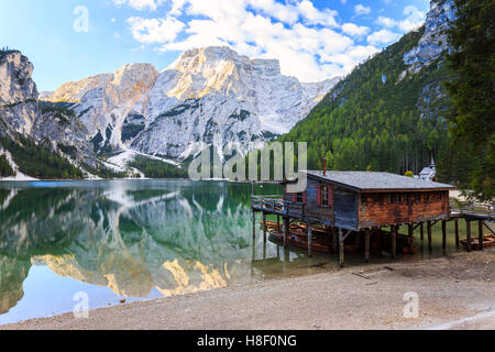 Lac Braies ( Pragser Wildsee ) dans la région de montagnes des Dolomites, Sudtirol, Italie Banque D'Images