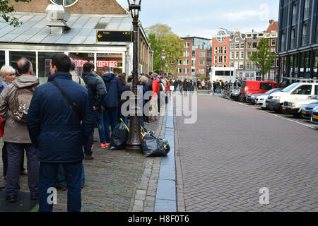 La ligne/queue pour entrer dans la maison d'Anne Frank à Amsterdam les serpents autour du bloc avant même d'ouvrir. Banque D'Images