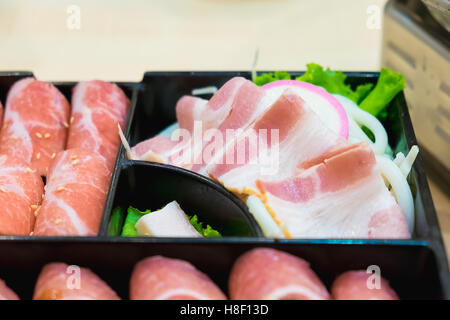 Kamaboko rose, tranches de gâteau de poissons japonais de porc, coupé en tranches et les tranches de porc porc au bacon et udon Noodle sur des plaques, Banque D'Images