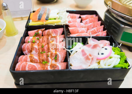 Kamaboko rose, tranches de gâteau de poissons japonais de porc, coupé en tranches et les tranches de porc porc au bacon et udon Noodle sur plat Banque D'Images