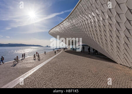 Entrée de la MAAT - Musée d'art, d'architecture et de la technologie. L'architecte Amanda Levete. Belém, Lisbonne, Lisboa, Portugal / Lisbonne maat rivière coucher du soleil Banque D'Images