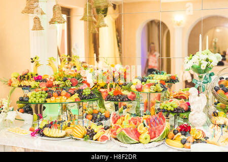 Buffet authentique, assortiment de fruits frais, de baies et d'agrumes. Préparation pour un menu créatif du design Banque D'Images