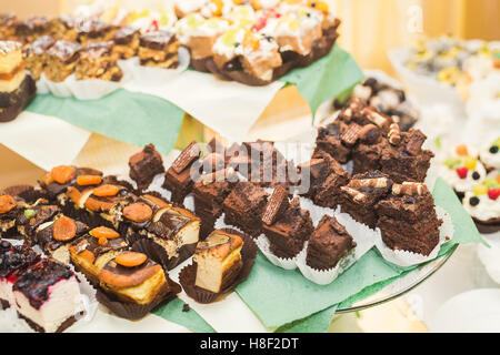 Réception de mariage délicieux dessert candy bar table Banque D'Images