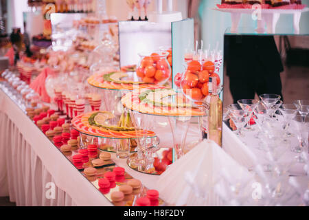 Buffet authentique, assortiment de fruits frais, de baies et d'agrumes. Préparation pour un menu créatif du design Banque D'Images