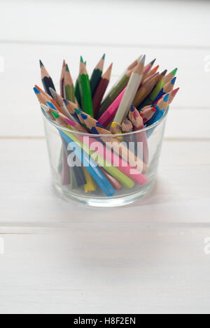 Crayons de couleur dans un bécher en verre Banque D'Images