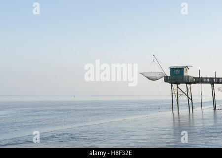 Cabane de pêche carrelet sur l'estuaire de la Gironde, près de Bordeaux, France Banque D'Images