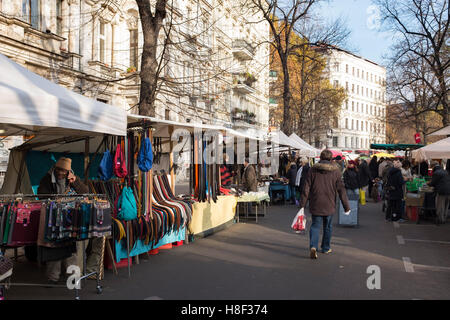 Voir l'hebdomadaire d'Eko-Markt, ou un marché écologique, à Kollwitzplatz embourgeoisés dans quartier de Prenzlauer Berg de Berlin , Allemagne Banque D'Images