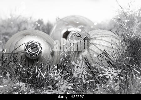 Joyeux Noël ou Nouvel An sur argent boules sparkle background with snowflakes Banque D'Images