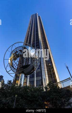 Trump International Hotel and Tower skyscraper avec globe metal sculpture. Midtown, Manhattan, New York City Banque D'Images