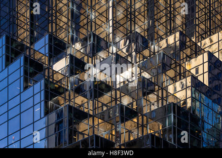 Détail architectural de la façade de Trump Tower avec les fenêtres de verre et d'une terrasse. Manhattan, New York City Banque D'Images