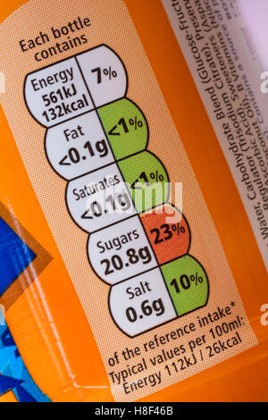 Informations nutritionnelles GDA système de signalisation avec système à code couleur sur la bouteille de boisson active à l'orange isotonique Tesco Banque D'Images