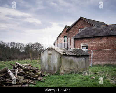 Un vieux hangar tombé à l'abandon dans la campagne Banque D'Images