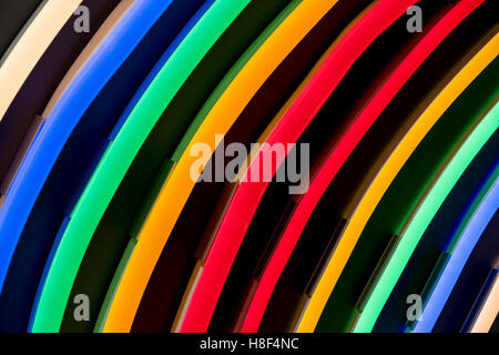 Lampes de couleurs différentes rangées dans un Banque D'Images