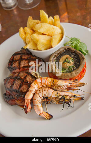 Surf & Turf, steak servi avec des chips de crevettes, champignons et fruits de mer des aliments au Royaume-Uni. Banque D'Images