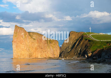 Percé rock à Perce (QC, CA) dans la lumière du soir Banque D'Images