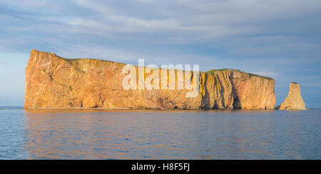 Percé rock à Perce (QC, CA) dans la lumière du soir Banque D'Images