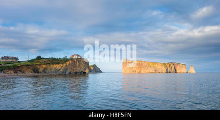 Percé rock à Perce (QC, CA) dans la lumière du soir Banque D'Images