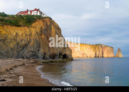 Falaise et mansion à Percé, QC, CA Banque D'Images