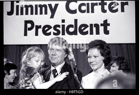 En fin de mandat à l'office d'Etat, Gouverneur de la Géorgie, Jimmy Carter annonce sa candidature pour le poste de président des États-Unis en 1974. L'annonce a été faite lors de l'Atlanta Civic Center. Carter se distingue avec son épouse, Rosalynn et tient sa fille, Annie comme il fait l'annonce. Banque D'Images