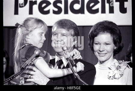 En fin de mandat à l'office d'Etat, Gouverneur de la Géorgie, Jimmy Carter annonce sa candidature pour le poste de président des États-Unis en 1974. L'annonce a été faite lors de l'Atlanta Civic Center. Carter se distingue avec son épouse, Rosalynn et tient sa fille, Annie comme il fait l'annonce. Banque D'Images