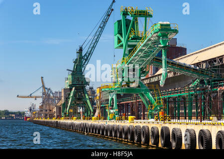 Grue portuaire pour le transport de matériaux en vrac. Banque D'Images