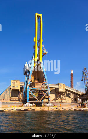 Grue portuaire pour le transport de matériaux en vrac. Banque D'Images