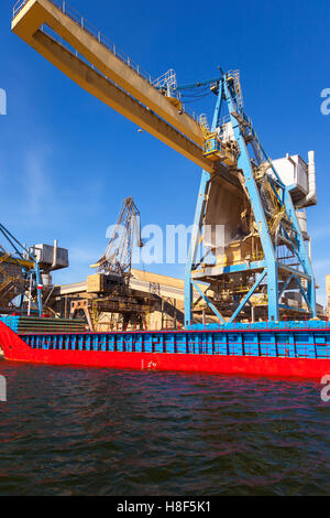 Chargement d'engrais au phosphate dans le port de Gdansk, Pologne. Banque D'Images