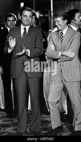 Vice-président Walter Mondale rit avec le président Jimmy Carter backstage avant un discours à une réunion de travail organisée à Chicago, Illinois. Banque D'Images