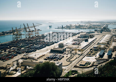 Le port industriel de Barcelone, Espagne, vu du dessus. Banque D'Images