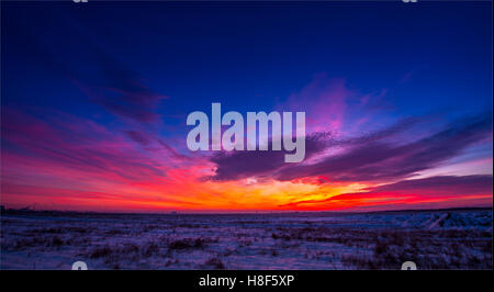 Coucher du soleil sur le champ d'hiver Banque D'Images