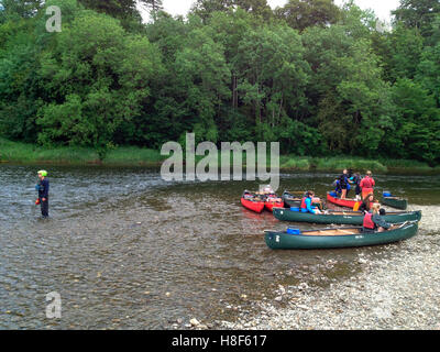 Les adolescents en groupe organisé canoë sur rivière Wye au Warren Hay-on-Wye Powys Pays de Galles UK Banque D'Images