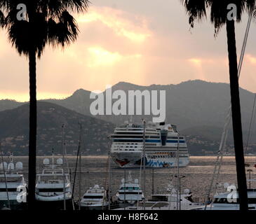 AJAXNETPHOTO. 2016. CANNES, FRANCE. - Côte D'AZUR RESORT - À L'OUEST À TRAVERS LA BAIE DE CANNES AU COUCHER DU SOLEIL AVEC DES SUPER YACHTS ET VEDETTE À MOTEUR AMARRÉ À PORT PIERRE CANTO MARINA, LE RECOUVREMENT DE CROISIÈRE AIDA STELLA ANCRÉ DANS LA BAIE. PHOTO:JONATHAN EASTLAND/AJAX REF:GX163110 6468 Banque D'Images