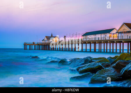 Southwold Pier, une populaire destination balnéaire anglaise dans le Suffolk, au coucher du soleil Banque D'Images