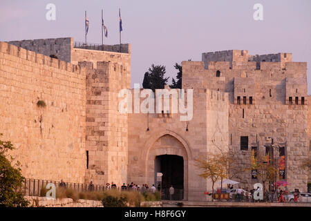 Vue sur le portail en pierre de la porte de Jaffa ou Bab al-Khalil une des huit portes des murs ottomans de la vieille ville construite au XVIe siècle par le sultan turc Suleiman le magnifique, Jérusalem Israël Banque D'Images