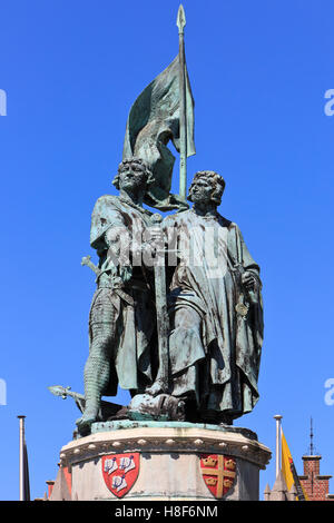 Monument à la 14e siècle héros flamand Jan Breydel et Pieter de Coninck à la place du marché à Bruges, Belgique Banque D'Images