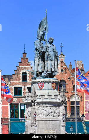 Monument à la 14e siècle héros flamand Jan Breydel et Pieter de Coninck à la place du marché à Bruges, Belgique Banque D'Images