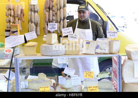 De savoureux fromages italiens vendus dans le marché hebdomadaire de Bra, en Italie. Banque D'Images