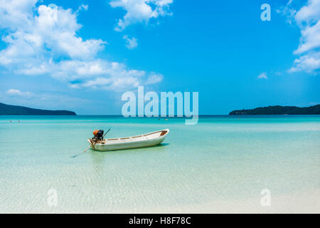 Bateau à moteur sur la plage de sable fin idyllique, la mer turquoise, la baie de Sarrasine, l'île de Koh Rong Samloem, Krong Preah Sihanouk, Sihanoukville Banque D'Images