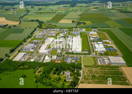 Vue aérienne du district industriel, commercial, des éoliennes derrière, Belecke, Warstein, Sauerland, Rhénanie du Nord-Westphalie Banque D'Images